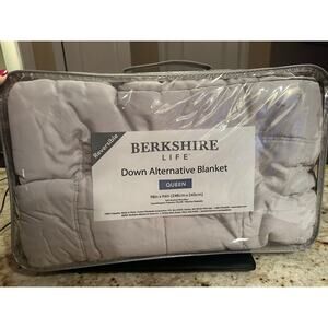Queen size reversible down alternative blanket